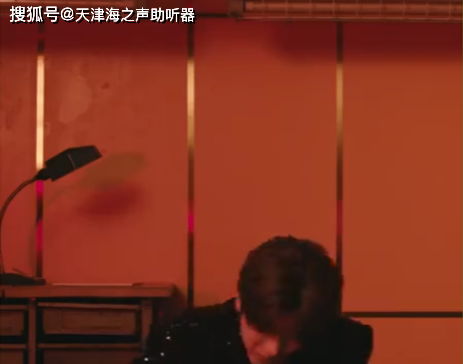 蔡徐坤实力cos点赞机器,当看到他疯狂工作的表情,又心疼又好笑