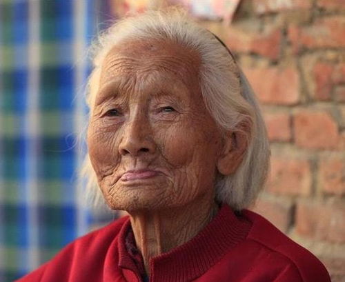 90岁老人,骨骼年龄55岁,养骨秘诀不是运动,或是这2件事