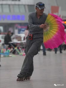 妈呀两位70岁的临汾老头在广场上玩疯啦