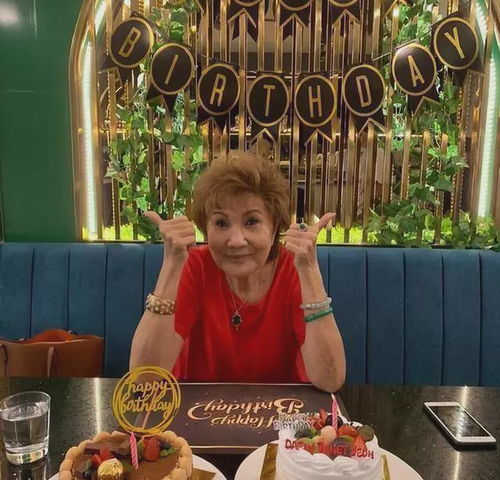 杨紫琼获奖后拥抱男友激动亲吻小金人数次哽咽