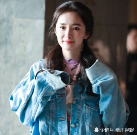 杨幂穿小白鞋觉得单调在鞋底涂上草莓汁,意外时尚还显腿长
