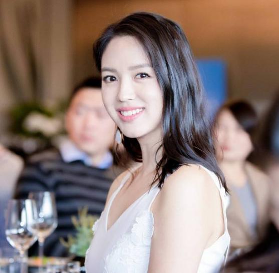 名副其实的中国第一美女,拒绝豪门嫁给爱情,35岁被宠成公主
