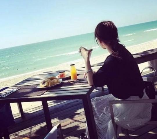 心理测试三个美女,哪一个背影最寂寞测你身边的谁一直暗恋你