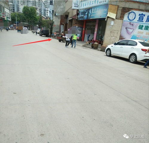 胆大宣威一男子用锤破坏停车位泊位线