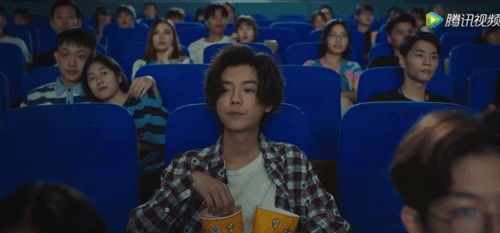 粉丝当鹿晗群演时的表情太搞笑了,窝在男友怀中全程紧盯鹿晗