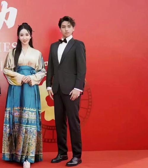35岁知名女星恋情曝光,与年轻男子拥抱搂腰,网友评论出奇一致