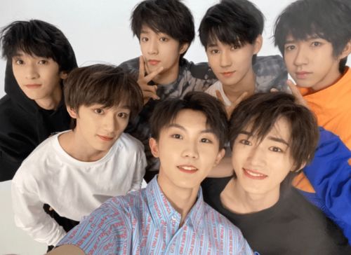 时代少年团自拍素颜照,7位成员同框超有青春感,宋亚轩好奶萌
