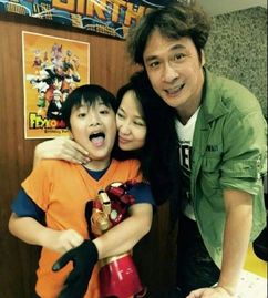 吴镇宇为11岁儿子庆生,费曼许愿手势搞怪,黑眼圈浓重堪比哪吒