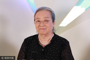 李明启精神矍铄再现容嬷嬷表情包