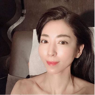 头像40岁左右的女士不长