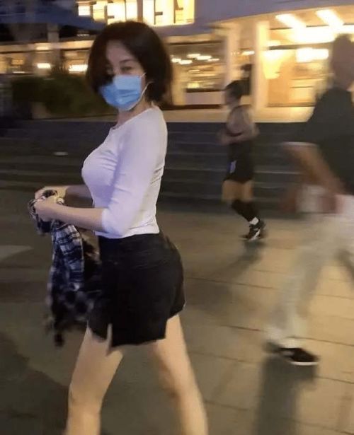 许晴近照曝光,头等舱里素颜吃泡面,满脸泛黄有老年人那味了