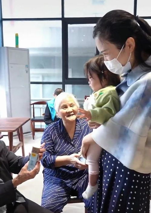 70岁张纪中携全家去敬老院慰问,满头银发精神好,亲自给老人穿衣