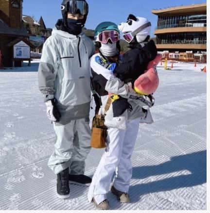 麦迪娜一家三口滑雪,儿子继承爸妈好基因,大眼睛长睫毛惹人羡慕