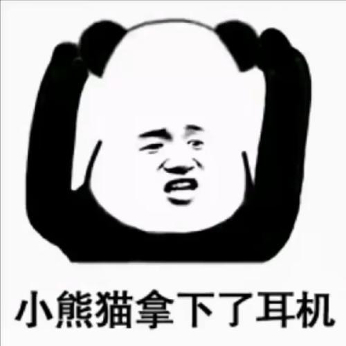 开心一笑晚饭后,牵着闺女出门,打算去超市买点东西