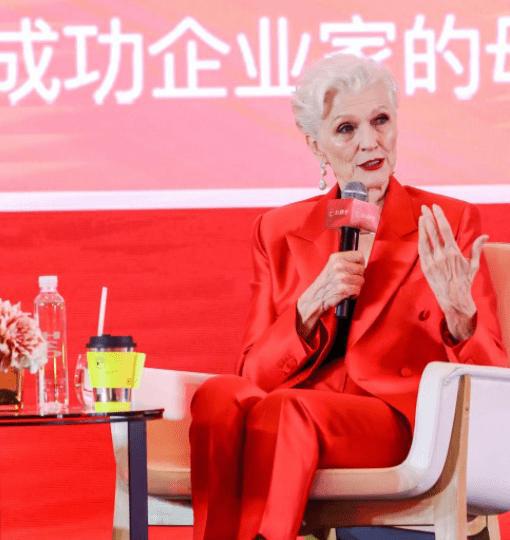 马斯克妈妈常驻中国养老穿一身中国红太惊艳了,75岁出书做模特