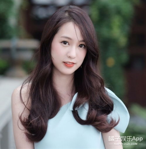 她是泰国顶级美少女网红,如今开了微博,还有个会拍照的男友