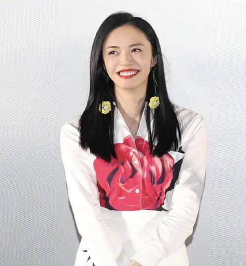40岁姚晨现身电影首映礼,白色套装胸前玫瑰成亮点,秒变优雅女神