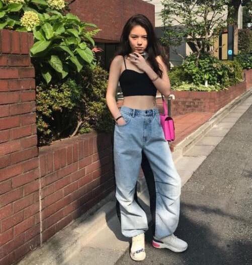 李咏女儿才是美人坯子,极简装扮穿出曲线感,17岁这身材绝了