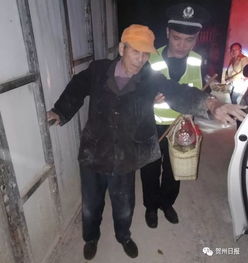 贺州90多岁老人多次摔倒民警护送回家,老人做了这举动