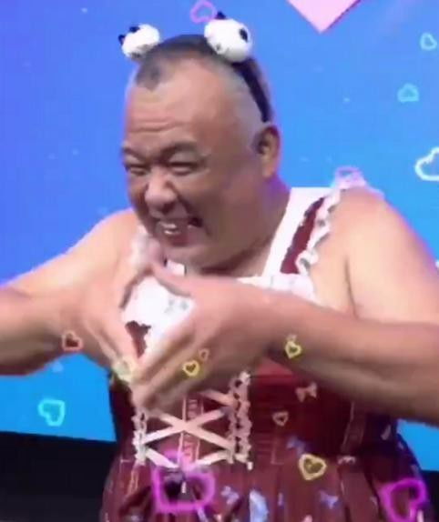 60岁亚索玩家又整活疾风大爷亮相cj展台,老粉妹子要小心