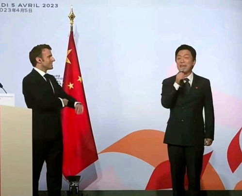巩俐夫妇陪法国总统访华,看到黄渤逗乐马克龙,鼓掌笑出表情包