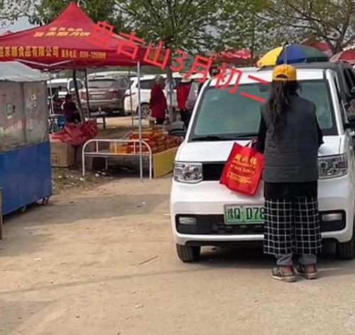 河南一拄拐老太拦车要钱,连警车都敢拦,已成当地知名恶霸