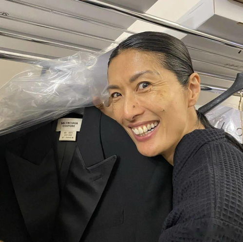 嫁入法国豪门的香港女人,中年丧夫,51岁却成了最in的名模