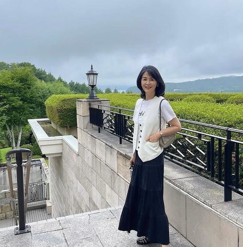 这才是50女性的穿搭,配色简单款式大方,优雅知性年轻10岁