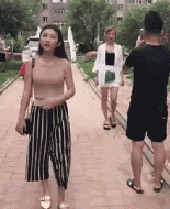 搞笑gif女汉子真的太强悍了,玩个游戏她却当真了