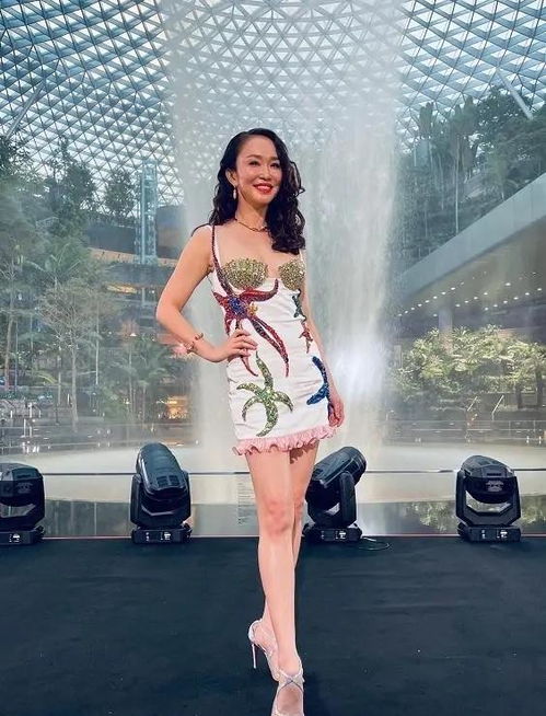 50岁小龙女范文芳,穿镶钻吊带裙时尚又闪耀,状态超年轻
