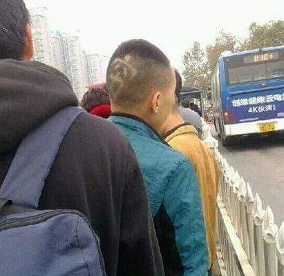 开心段子婆婆注意到,有个漂亮大婶总来看公公吹