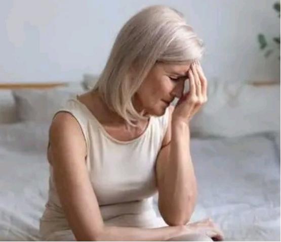 50岁左右的女性出现各种疼痛,可能是更年期问题,该如何补钙