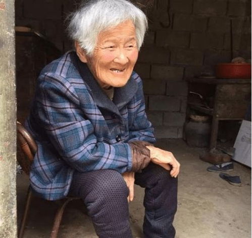 陕西90岁老人到死也不上户口,去世前交出一张照片,暴露真实身份