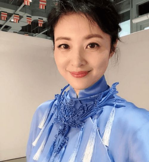 前央视一姐周涛晒照吐槽脸圆年过半百风采依旧