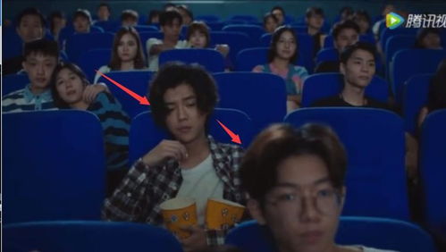 粉丝当鹿晗群演时的表情太搞笑了,窝在男友怀中全程紧盯鹿晗