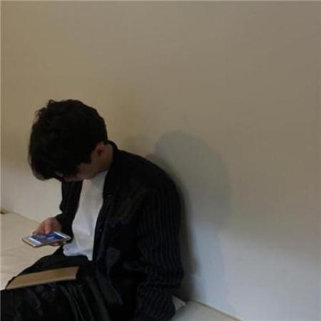 qq头像男生孤独寂寞不善言辞就活该孤独