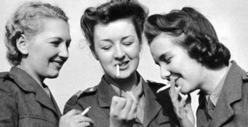 罕见二战老照片战场上的漂亮女兵,图3是罕见狙击手