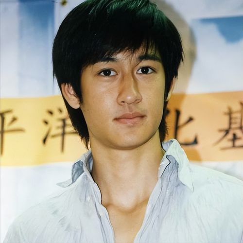 知名男星走投无路,跪在电视台门口乞求工作,母亲或不堪贫苦自杀