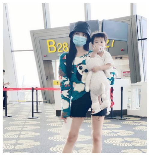 麦迪娜更博晒生活照,丹尼尔越长越帅气,一家三口实在太养眼