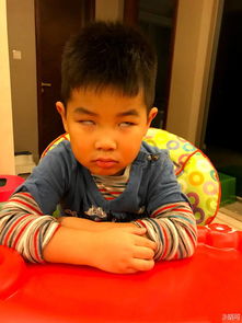 小鱼儿一脸认真翻白眼忘擦鼻涕遭胡可调侃