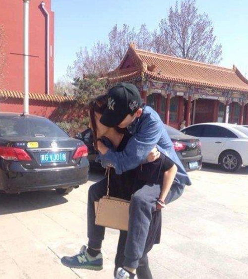 搞笑gif图车被帖满卫生巾求车主内心的阴影面积