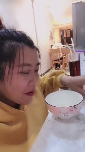 老婆用柠檬水恶搞老公,看老公喝完那表情,差点把我笑岔气