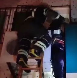 即墨70岁老人卡在养老院窗外体力不支,知道原因让人心酸...