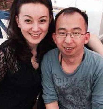 他的演技不输黄渤,转型当导演身价上亿,娶的妻子却貌美如花