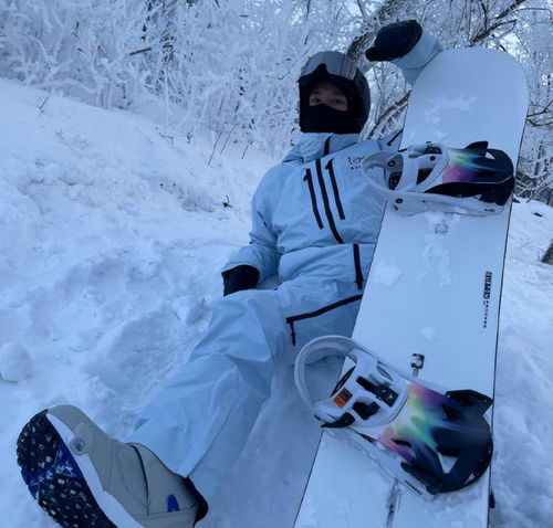 曝贾乃亮李小璐离婚3年后复婚一家3口都去滑雪,还被扒共进晚餐