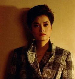 曾经歌坛一姐,与那英师出同门,因犯错名气大跌,嫁富豪生儿育女