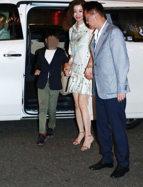李嘉欣一家三口现身,穿娃娃裙站c位好贵气,被父子俩牵手超宠溺