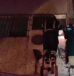 即墨70岁老人卡在养老院窗外体力不支,知道原因让人心酸...