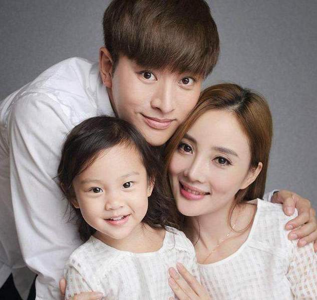 李小璐贾乃亮再次同框,一家三口和和美美,网友快复婚吧