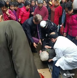 抚州街头86岁老人摔倒他们却令人心里暖暖的